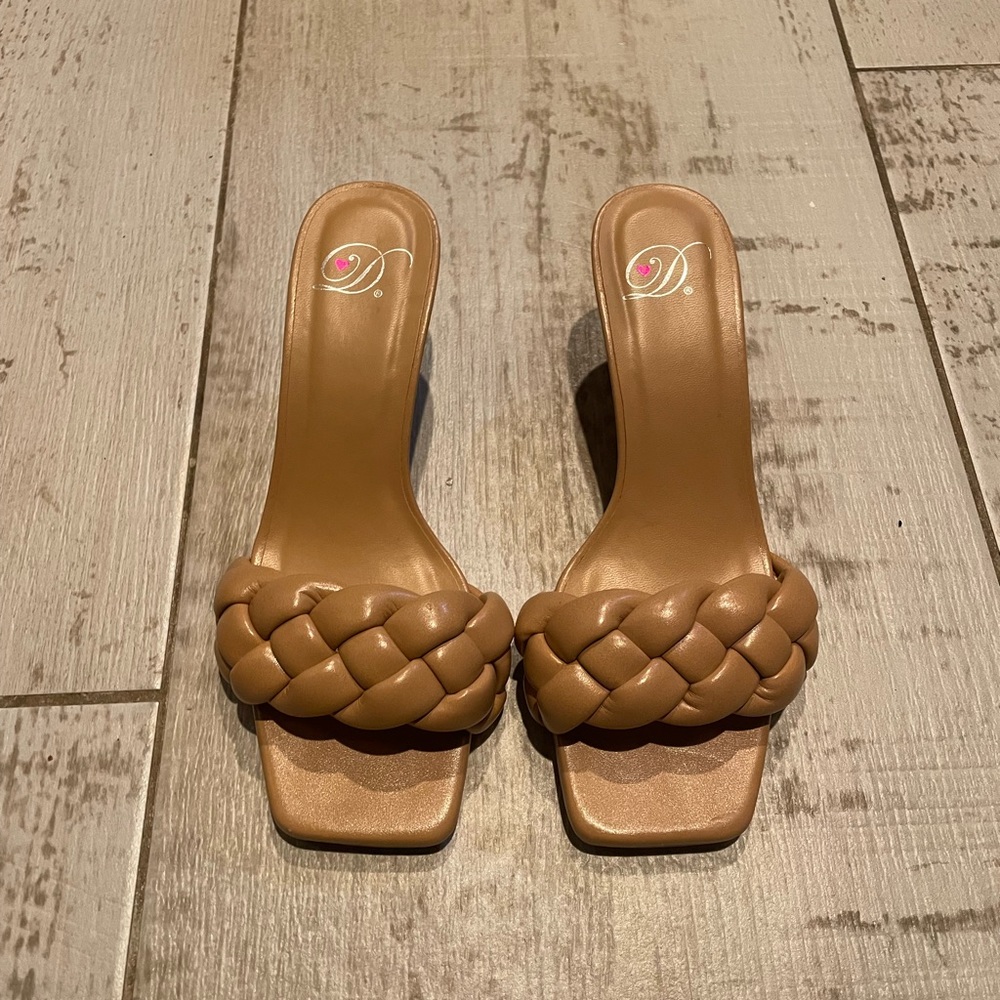 Camel sandal heel size 6